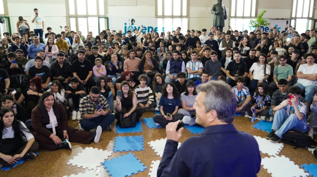 Massa reunió a mil jóvenes del Frente Renovador y evitó hablar del «bastón de mariscal»