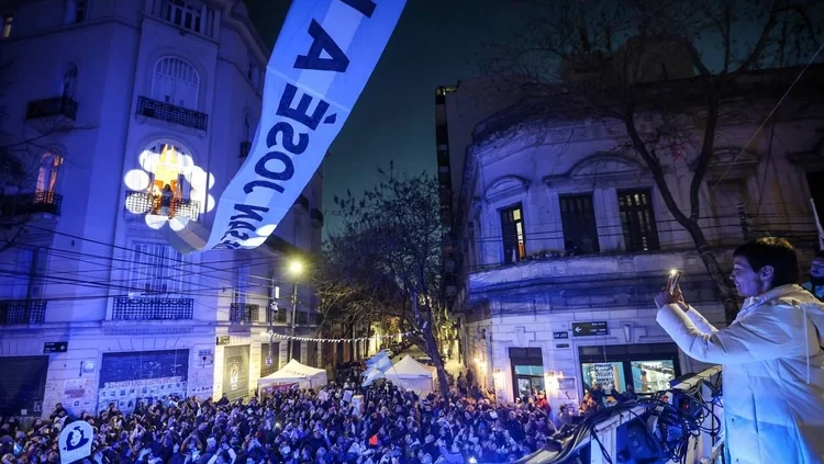 Mayra Mendoza marchó a la casa de Cristina y dijo que «no habrá gobierno peronista sin ella en libertad»