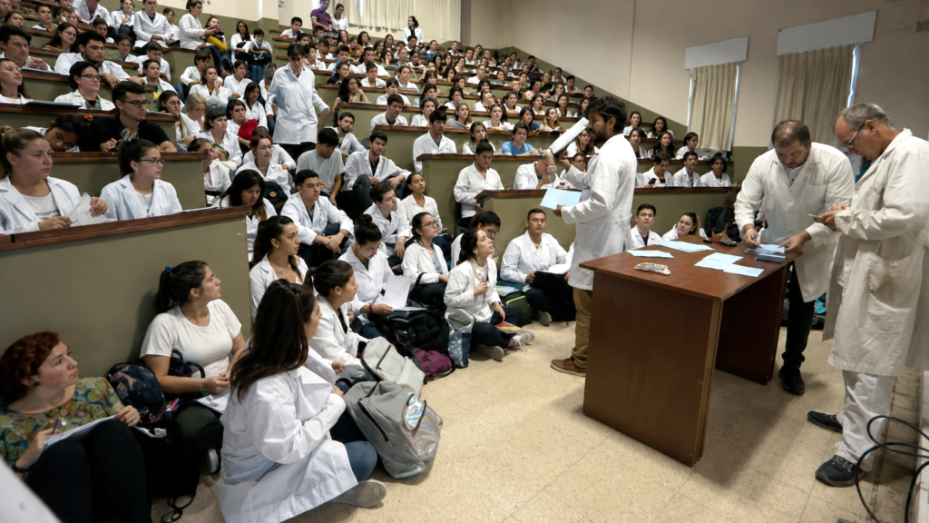 Extranjeros en Medicina de la UNLP: por qué el Gobierno dice 51% y la Universidad dice 38,5%