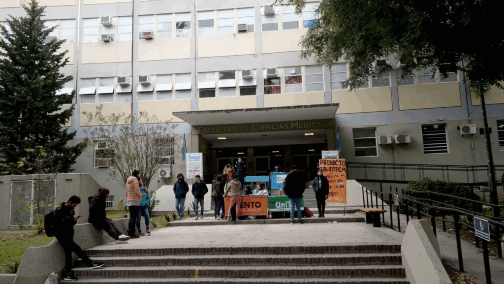 Conflicto en Medicina de la UNLP: denuncian medida que podría excluir a estudiantes de una materia clave