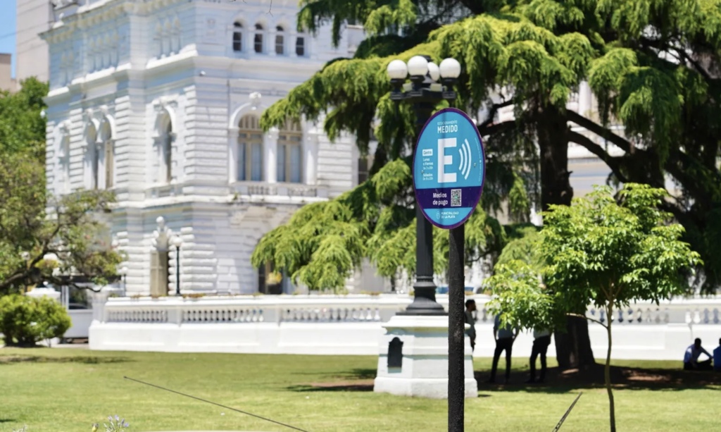 Estacionamiento medido en La Plata: el sistema dejó $3.000 millones en 2025 y vuelve al centro de la disputa política