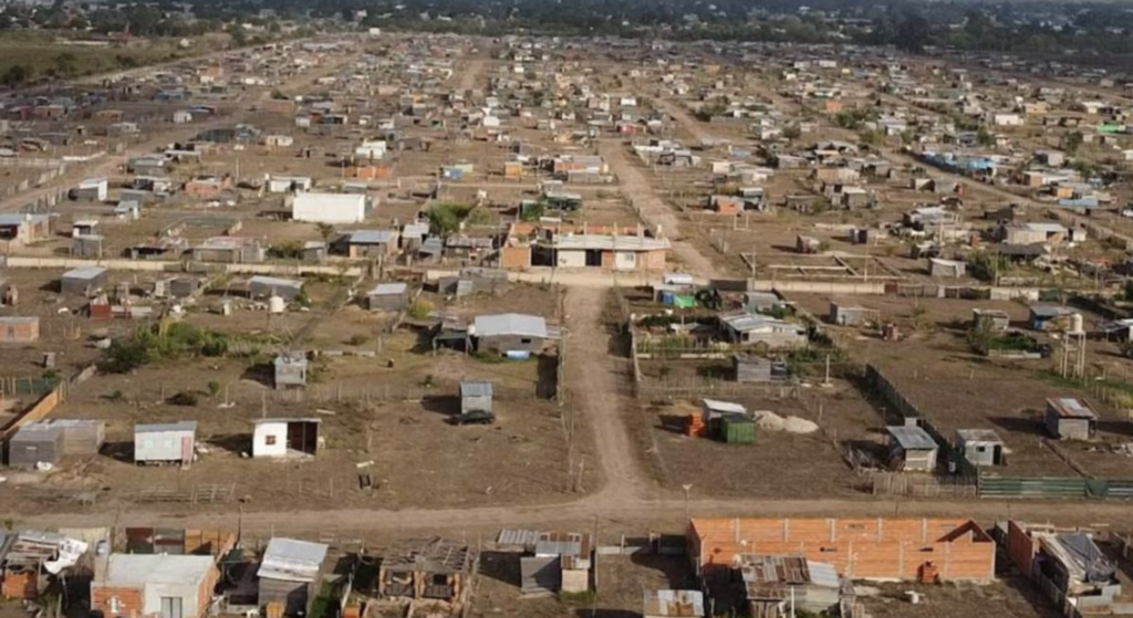 «Tenemos miedo de dormir en nuestras casas»: vecinos de Los Hornos denuncian una ola de robos y entraderas que no cede