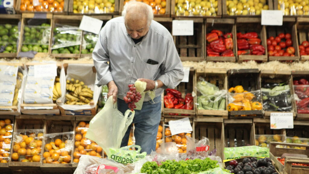 Mercado Bonaerense en La Plata: reintegros de Cuenta DNI, descuentos para jubilados y ofertas que buscan ganarle a la inflación