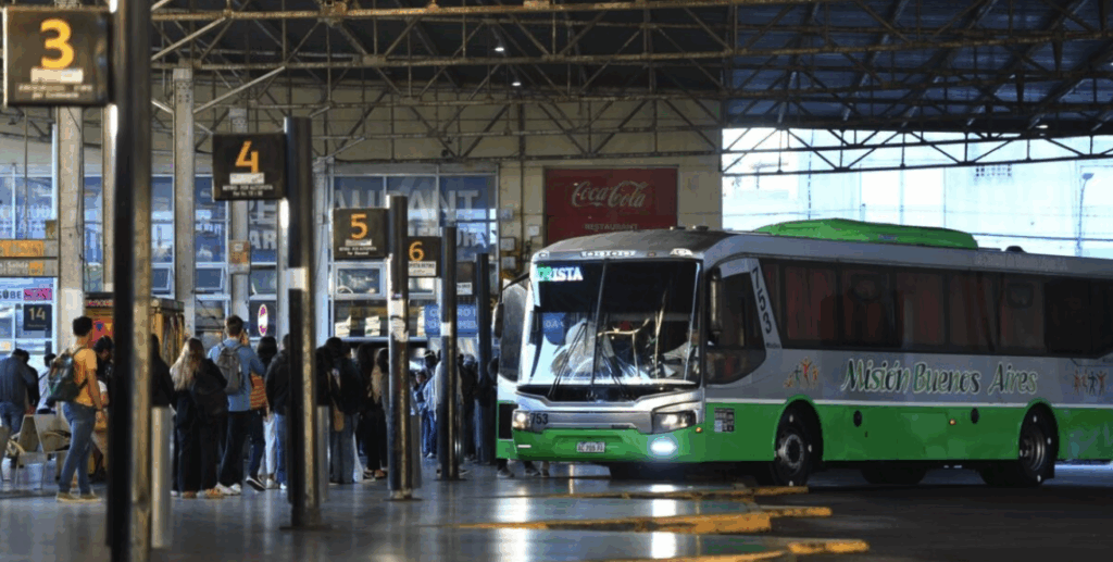 Nuevo aumento en los micros que conectan La Plata con el AMBA: cuáles son las líneas afectadas y cuánto costará viajar
