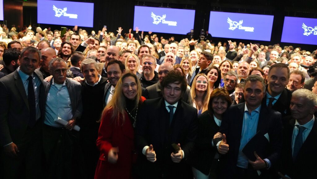 Milei evalúa esperar los resultados en el búnker libertario en La Plata