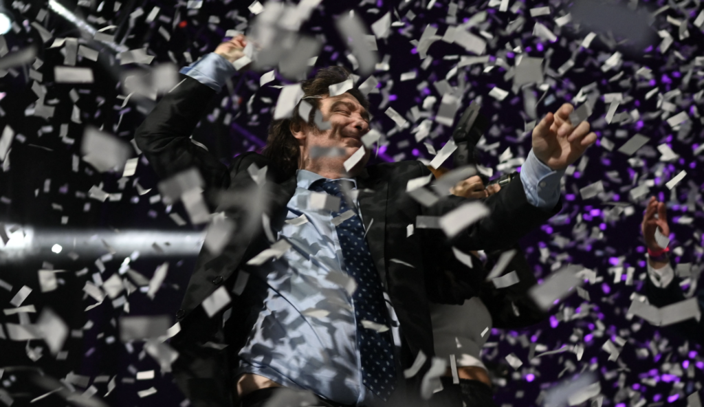 Paradoja electoral: con salarios en retroceso, Milei retiene apoyo y se impondría hoy en un balotaje