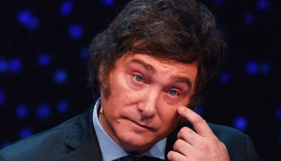 Crisis económica, escándalos políticos y desgaste: las encuestas muestran una caída en la imagen de Milei