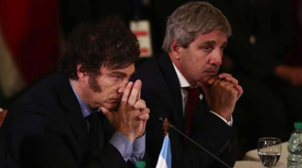 El peor mes de Milei: cayó al puesto 16 entre 18 presidentes de la región y siete de cada diez argentinos no lo reelegirían