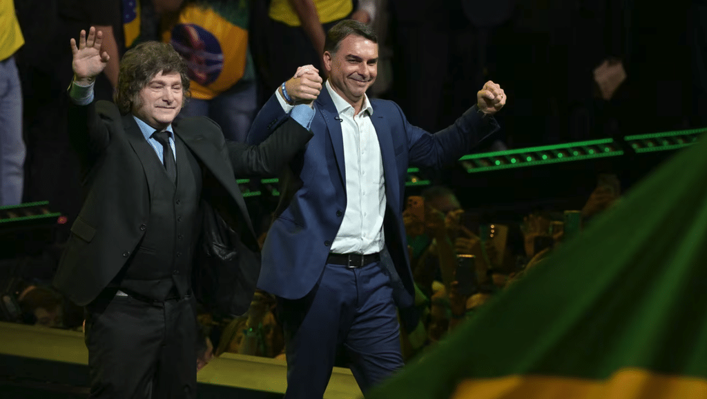 El gobierno de Milei facilitó la fuga de Flavio Bolsonaro: cruzó la frontera escoltado por la PSA y voló a Miami