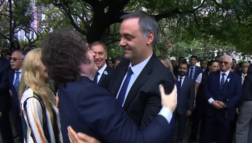 Adorni en el ojo de la tormenta: denuncias cruzadas, viajes bajo sospecha y un 70% que ya pide su salida