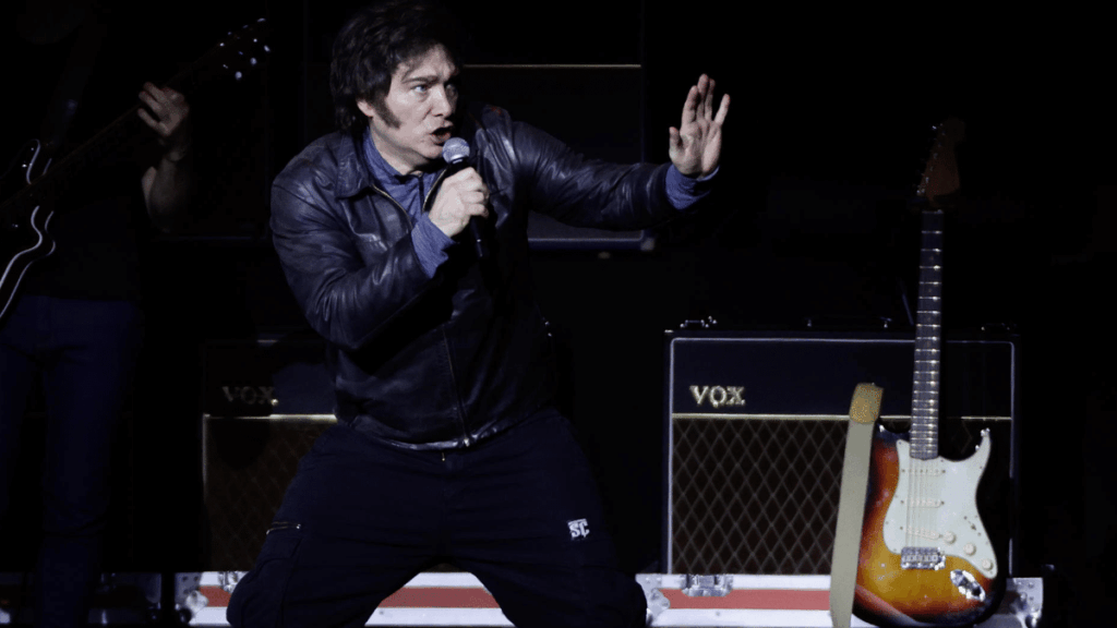 Rock sin autorización, prédica absurda y desconexión: el show de Milei en el Movistar Arena mientras el país está en crisis