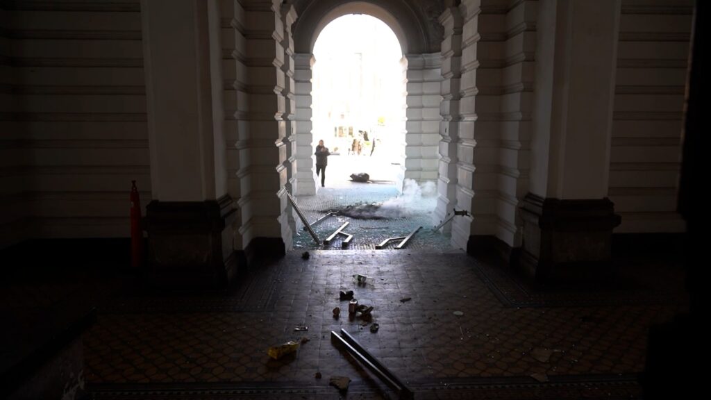 La interna por la licitación de servicios urbanos escaló a denuncia penal y destrozos en el Palacio Municipal