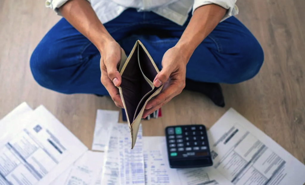 Morosidad familiar en máximos de décadas y presión inflacionaria sobre el bolsillo platense