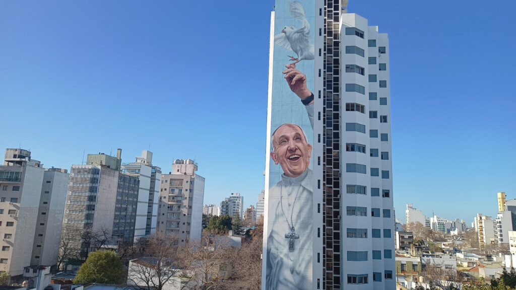 Inauguran en La Plata el mural del Papa Francisco más grande del mundo