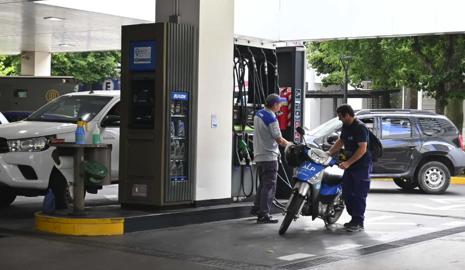 Nafta récord: el litro superó los $2.000 por el impuesto a los combustibles y presiona sobre el bolsillo
