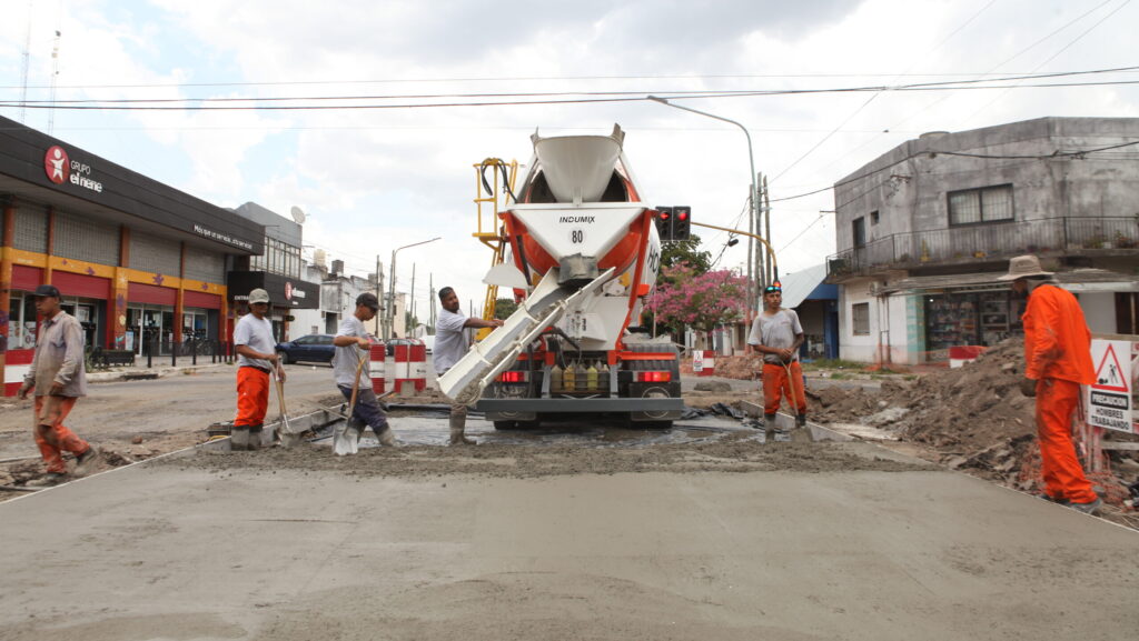 Avanza la pavimentación de avenida 60 en Los Hornos: más carriles, obras hidráulicas y mejoras urbanas