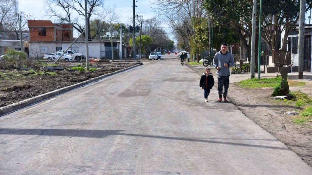 Alak refuerza la obra pública en los barrios: nuevo asfalto en San Lorenzo y mejoras urbanas en toda La Plata