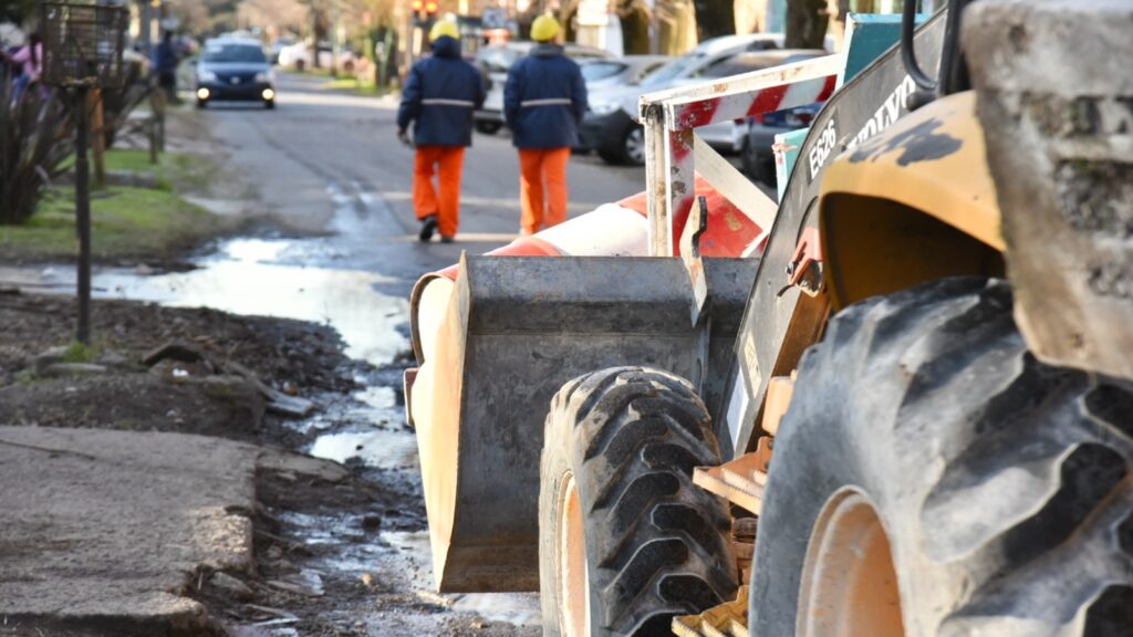 Avanzan obras viales e hidráulicas en Gonnet y Hernández para mejorar la circulación y la seguridad