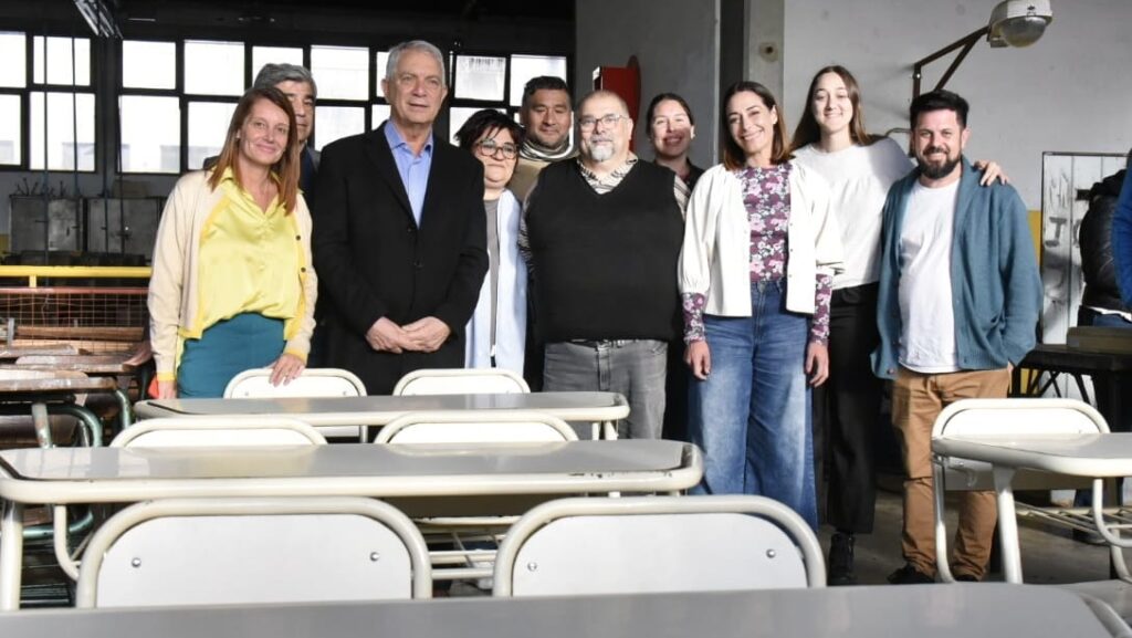 Alak inauguró la renovación de la calle 609 en Villa Elvira y entregó equipamiento escolar