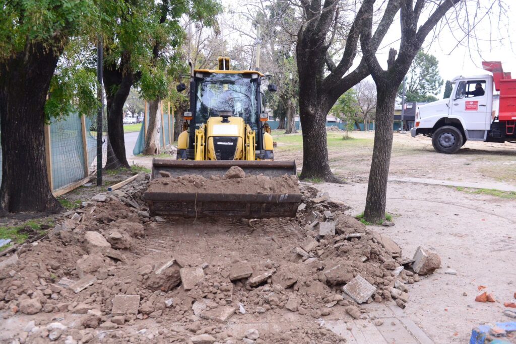 Avanzan las obras en la Plaza de la Madre: Los Hornos se prepara para estrenar un nuevo espacio público renovado