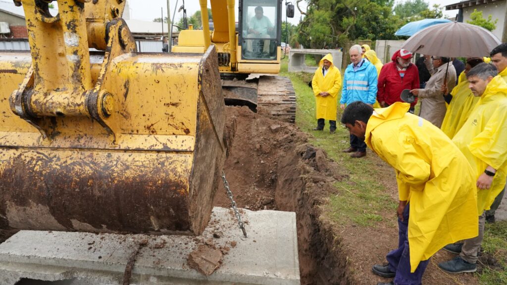 Alak supervisó el avance de la obra hidráulica en Parque Sicardi y el Municipio amplía el plan de mejoras urbanas en San Carlos