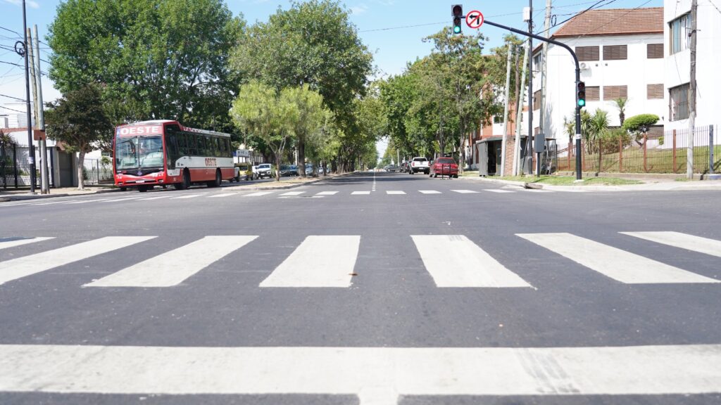 Alak inauguró el segundo tramo de la renovada avenida 60 en Los Hornos y anticipó nuevas etapas