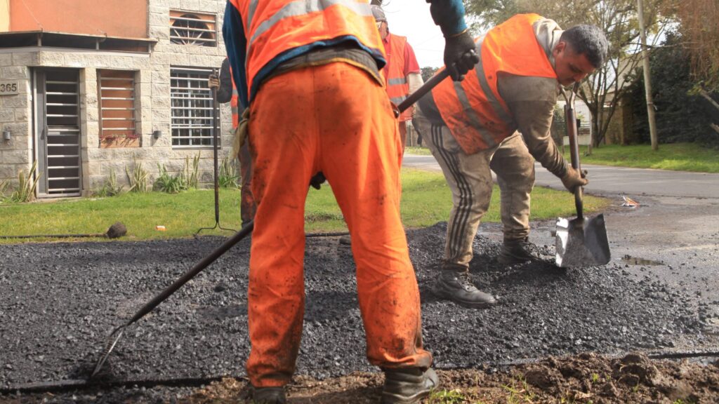 La Municipalidad repara el asfalto en cuatro barrios del partido este jueves
