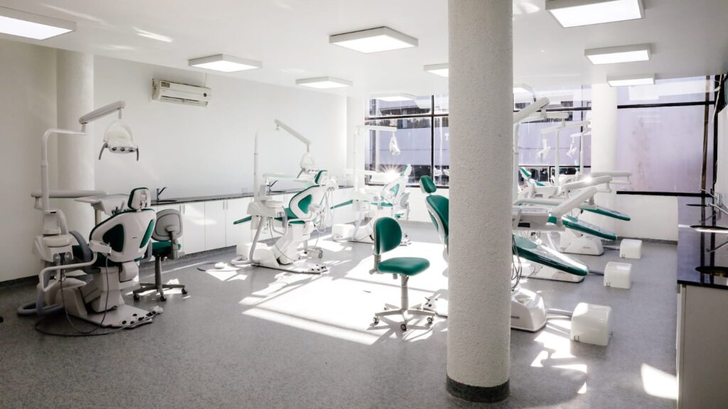 La UNLP inauguró su nueva Clínica de Posgrado de Odontología con tecnología inédita en la región