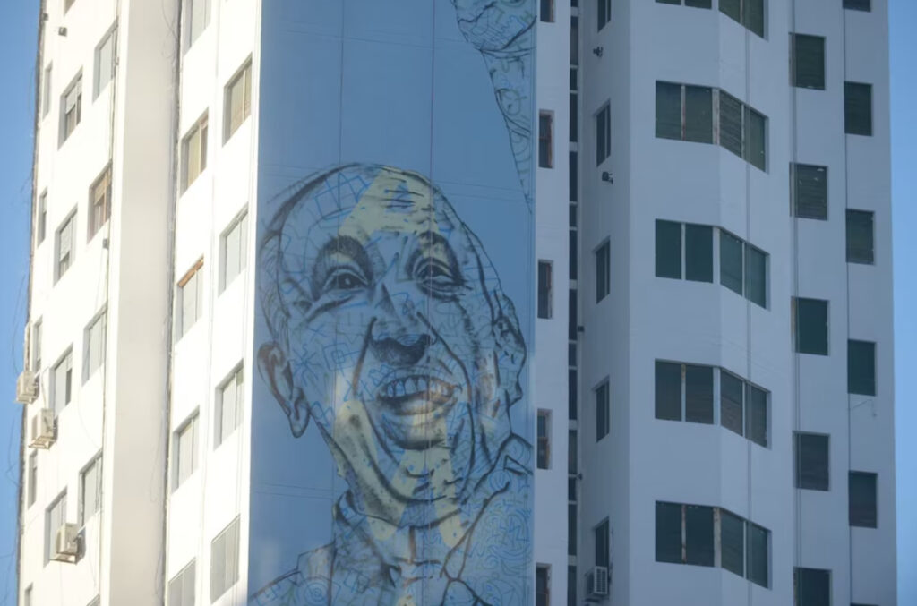 La Plata inmortaliza al Papa Francisco con el mural más grande del mundo frente a la Catedral