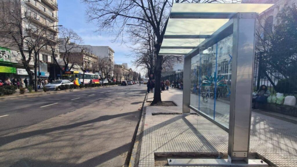 La Libertad Avanza pide informes por compra de pantallas LED en paradas de colectivos de La Plata