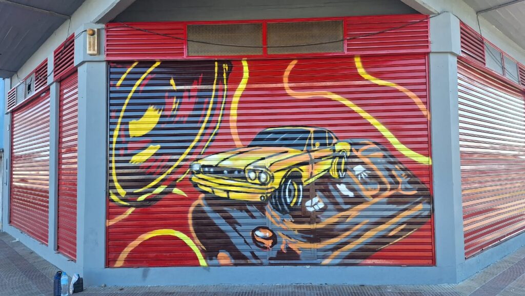 Los Hornos convierte su centro comercial en una galería de arte con murales en persianas