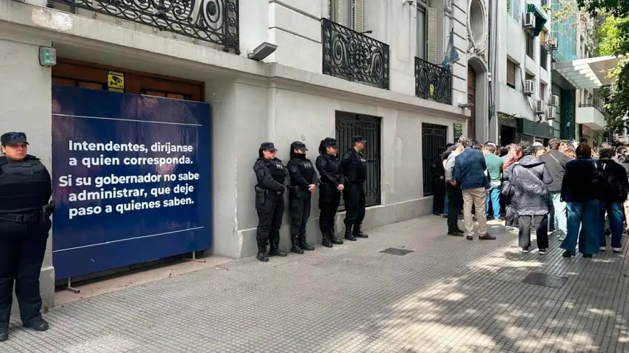 Pettovello no recibió a los intendentes y un cartel los mandó con Kicillof: la pelea por los fondos municipales llegó a un punto de quiebre