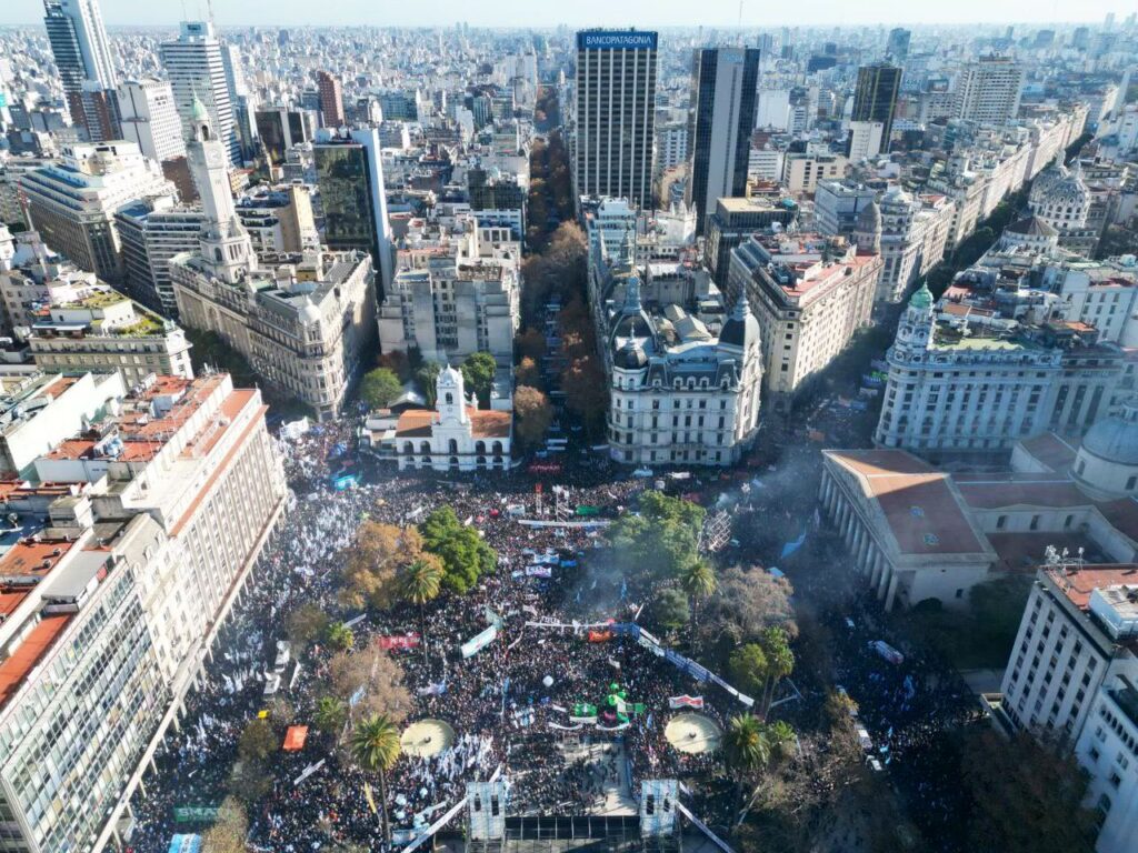 “El modelo de Milei se cae”: el mensaje de resistencia de Cristina en Plaza de Mayo
