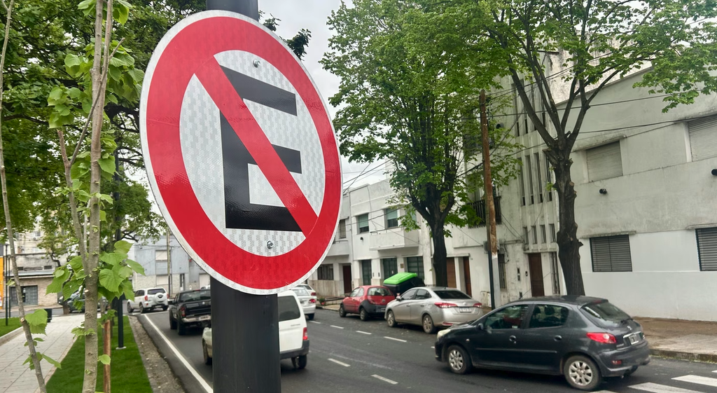 Plaza España: prohibieron estacionar del lado de la plaza, pero los frentistas siguen sin certezas