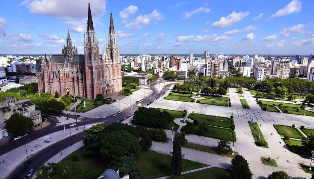 Alak confirmó la puesta en valor de Plaza Moreno para 2027: quiere sacar el estacionamiento frente al Palacio Municipal