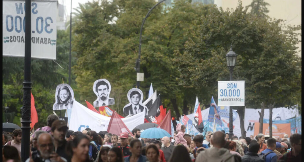 La Plata se movilizó a 50 años del golpe: pañuelos, memoria y lucha por la democracia en las calles