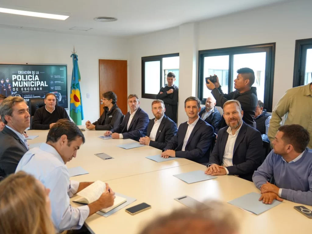 Intendentes del Conurbano y el ministro Alonso se reunieron para darle armas —literalmente— a las policías municipales
