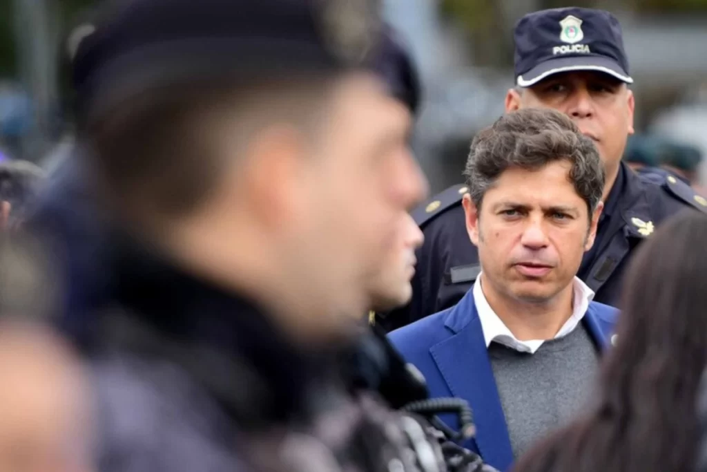 Kicillof respaldó que separen a 24 Policías por vincularse con un candidato libertario: “Hay normas que respetar”