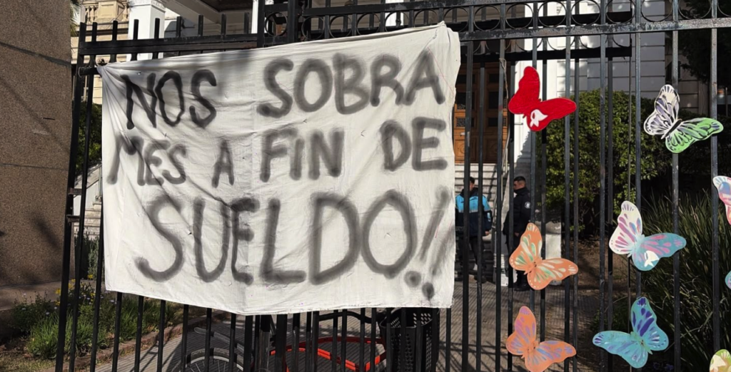 Protesta y cortes en el centro de La Plata: empleados de Educación reclaman salarios y trabajadoras del Astillero exigen reincorporación