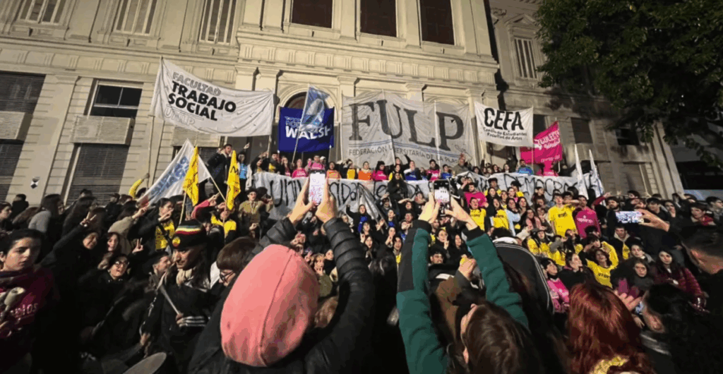 Avanzan las protestas tras la condena a Cristina: paros gremiales y toma estudiantil en La Plata