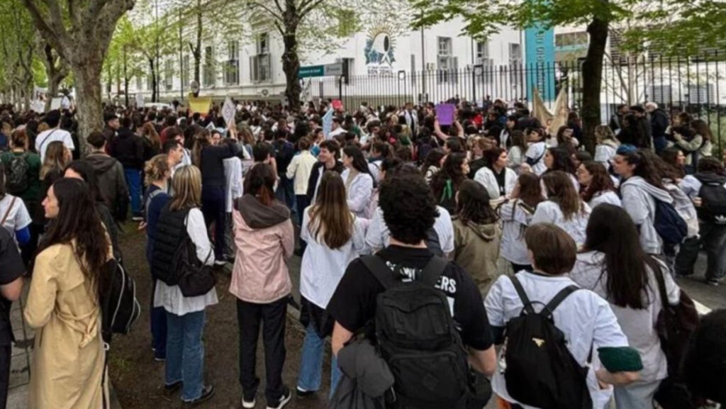 Residentes bonaerenses pararon y marcharon a la Gobernación