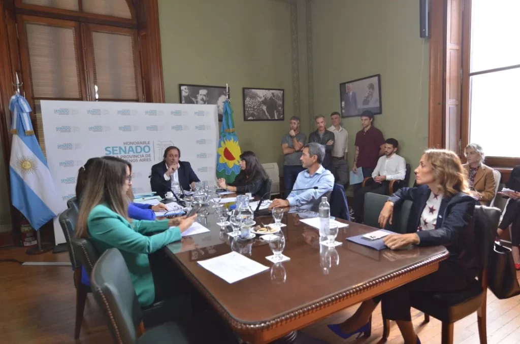 El PJ bonaerense avanzó hacia la reelección indefinida con apoyo de libertarios disidentes