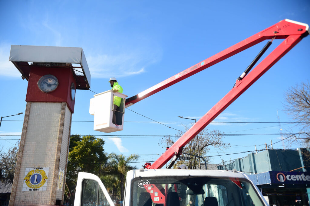 El reloj de Los Hornos volvió a latir: la Municipalidad completó su restauración y avanza con nuevas mejoras