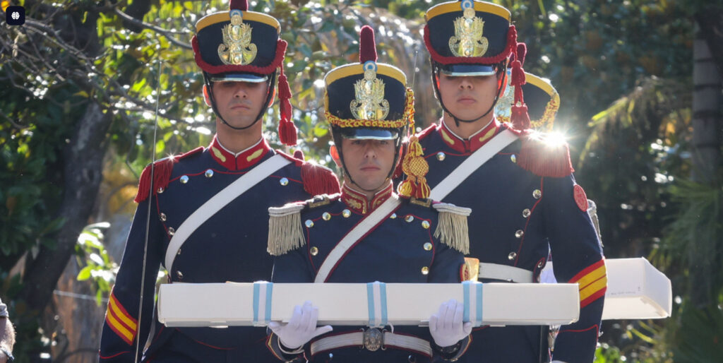 Una multitud despidió el sable corvo de San Martín en el Museo Histórico Nacional