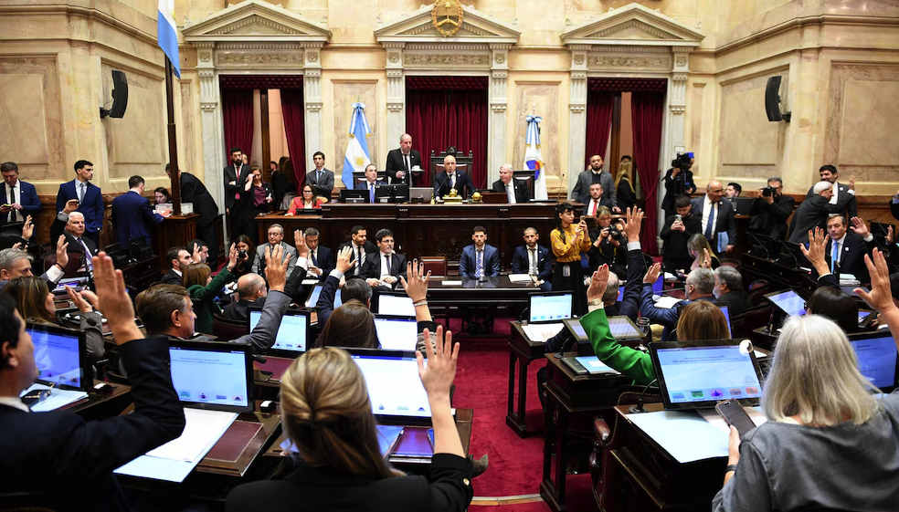 El Senado aprobó la ley de propiedad privada desguazada: Milei tuvo que retirar la Ley de Tierras y el Manejo del Fuego para salvar el desalojo exprés