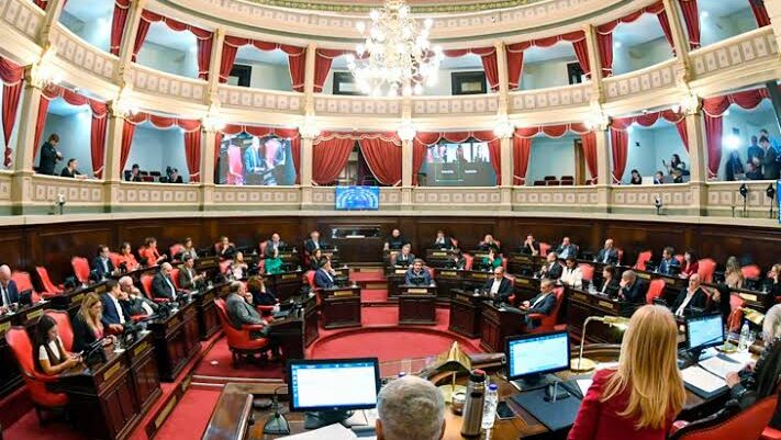 El massismo le apunta a Kicillof: pidió explicaciones en el Senado por los resultados educativos