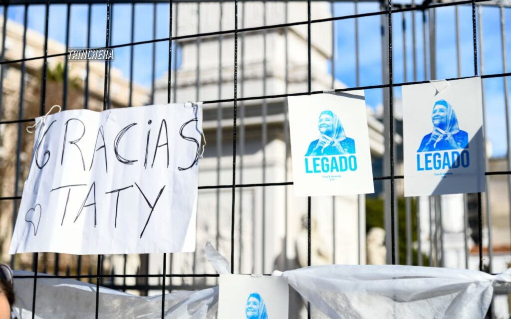 La Plaza de Mayo despidió a Taty Almeida: sus cenizas quedaron al pie de la Pirámide