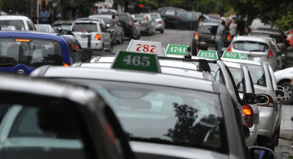 Los taxistas platenses reclaman una actualización tarifaria: piden llevar la bajada diurna a $1.600 y la nocturna a $2.000