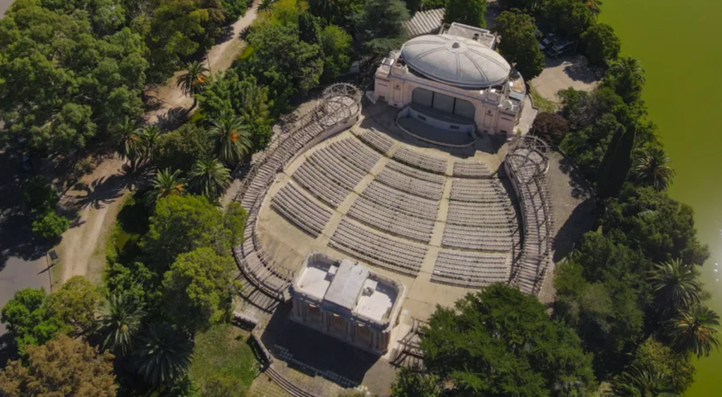 Adjudican la millonaria obra para renovar el Teatro del Lago de La Plata: qué empresas harán la restauración