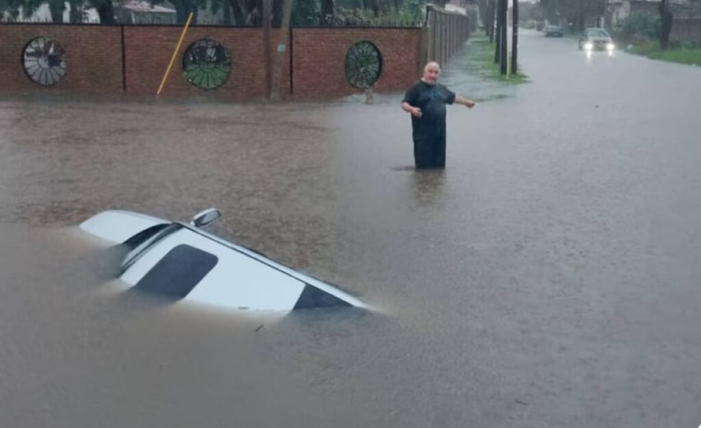 Kicillof activó respuestas ante el temporal: Más de 1,000 evacuados y un comité de crisis en acción